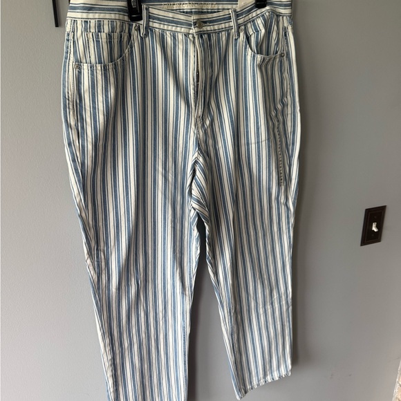 American Eagle Blue High Waisted 18L Mom Jeans - Picture 2 of 9